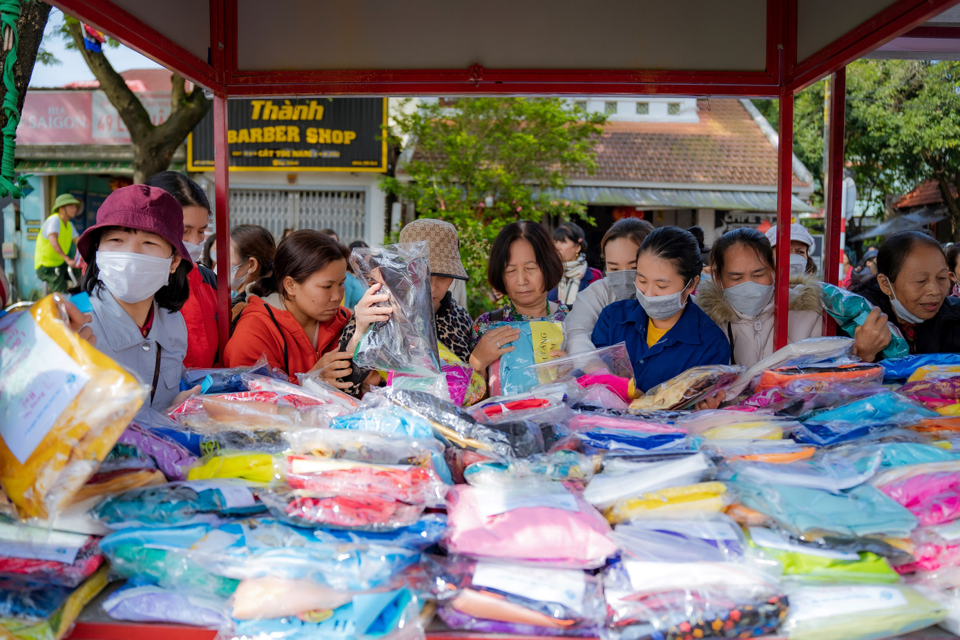 Tại đây, người dân và du khách được chiêm ngưỡng 2.000 chiếc áo dài dành tặng cho hội viên, phụ nữ, các em học sinh nữ có hoàn cảnh khó khăn trên địa bàn tỉnh TT-Huế. Ảnh: Đình Hoàng