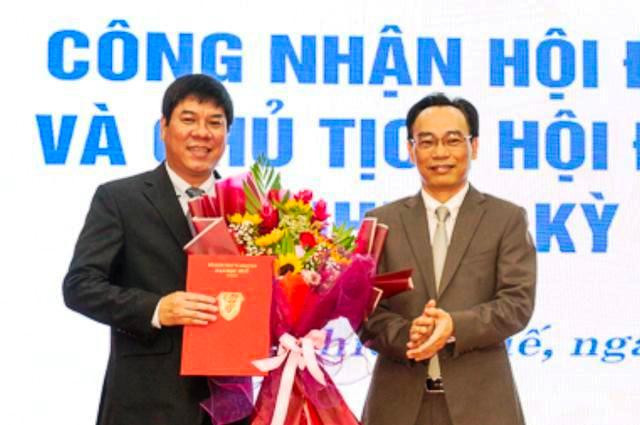 PGS.TS Huỳnh Văn Chương (bìa trái) là Chủ tịch Hội đồng Đại học Huế nhiệm kỳ 2021-2026.