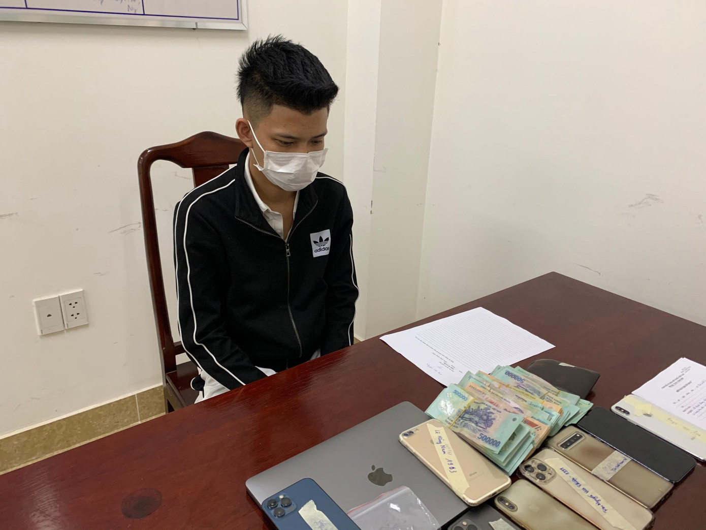 Lấy lời khai đối tượng Nguyễn Văn Thiện. Lấy lời khai đối tượng Nguyễn Văn Thiện.