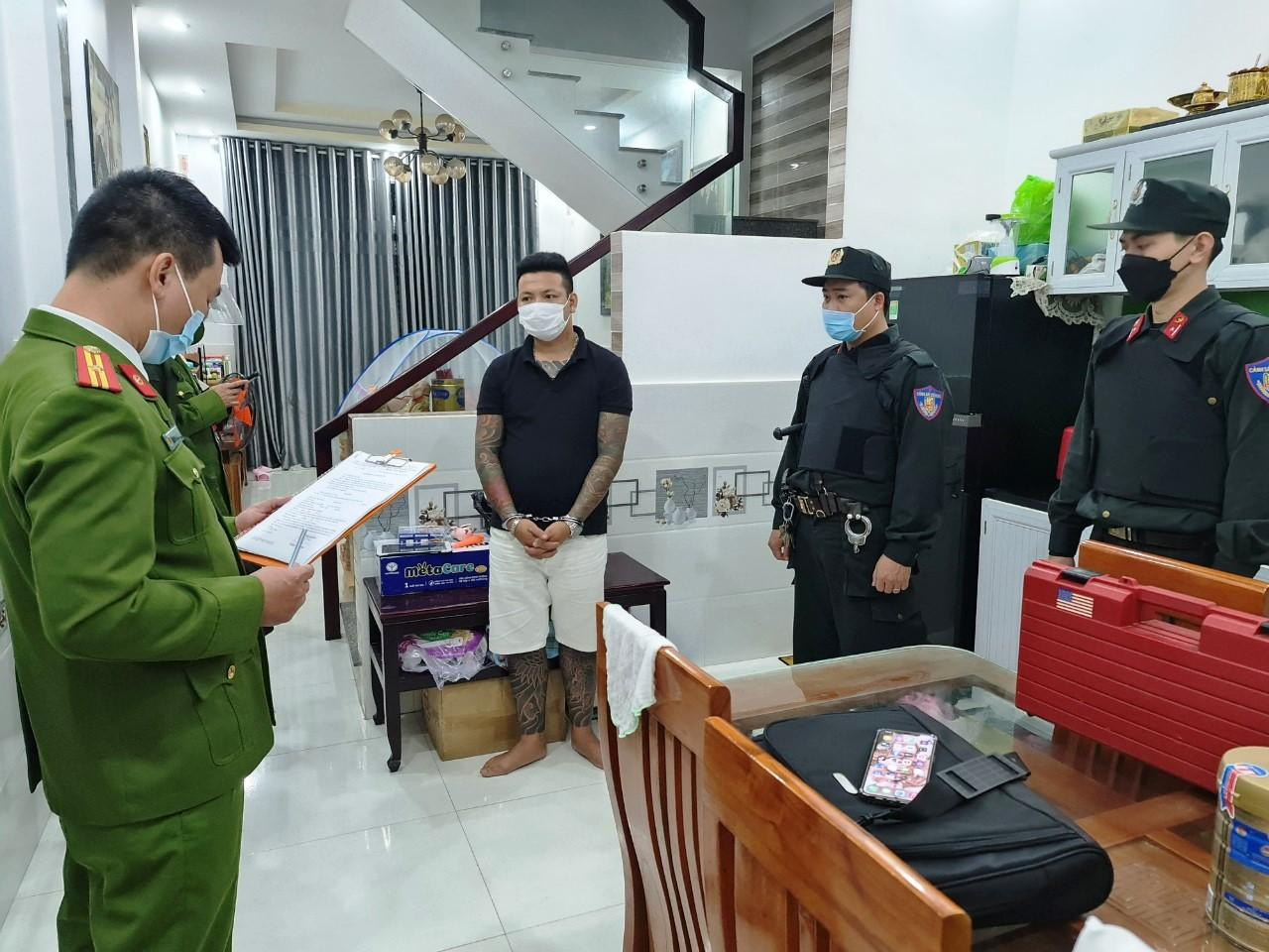 Đọc lệnh bắt giữ đối tượng cầm đầu Phan Văn Tấn Lộc. Đọc lệnh bắt giữ đối tượng cầm đầu Phan Văn Tấn Lộc.