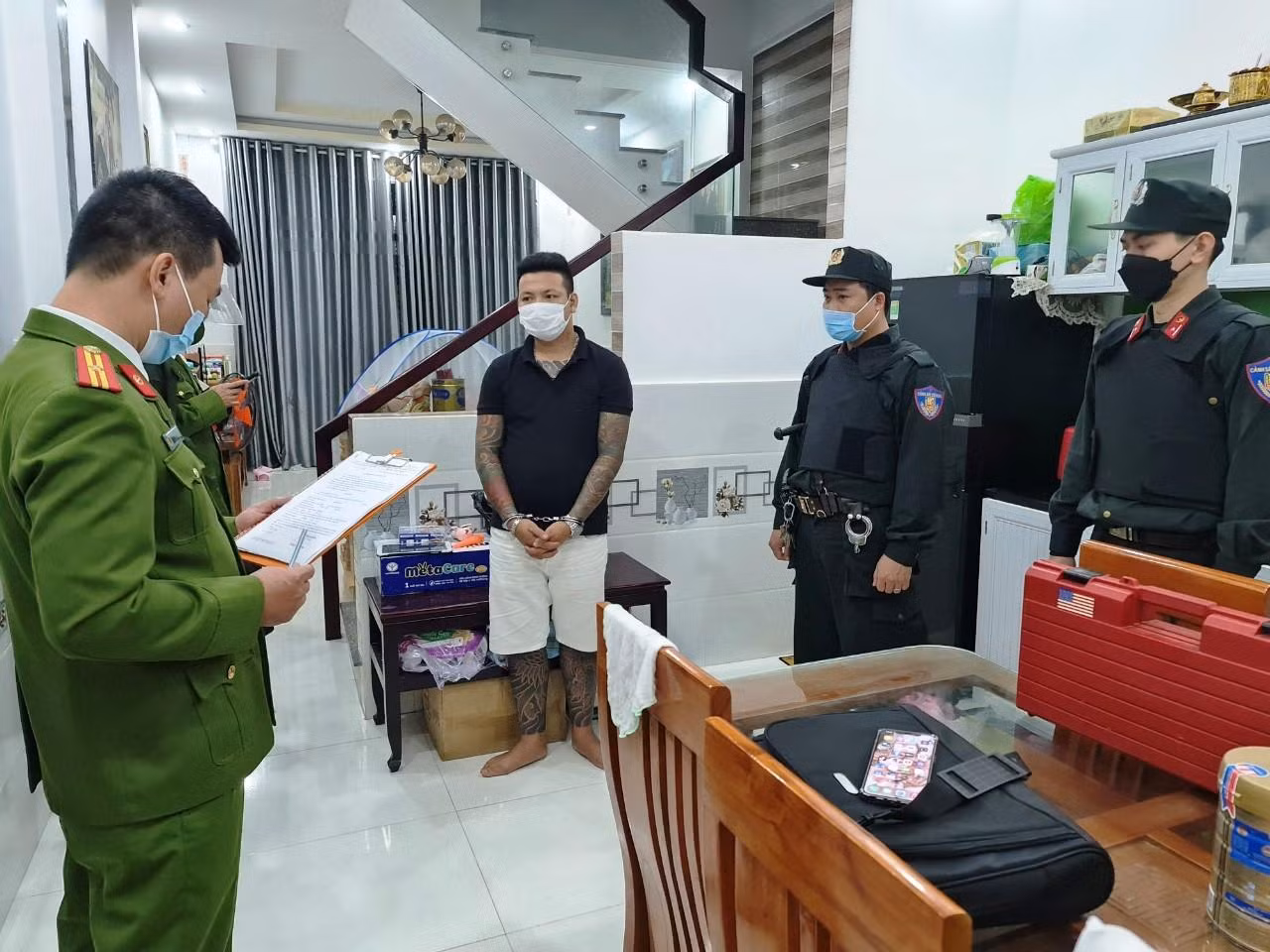 Đọc lệnh bắt giữ đối tượng cầm đầu Phan Văn Tấn Lộc.