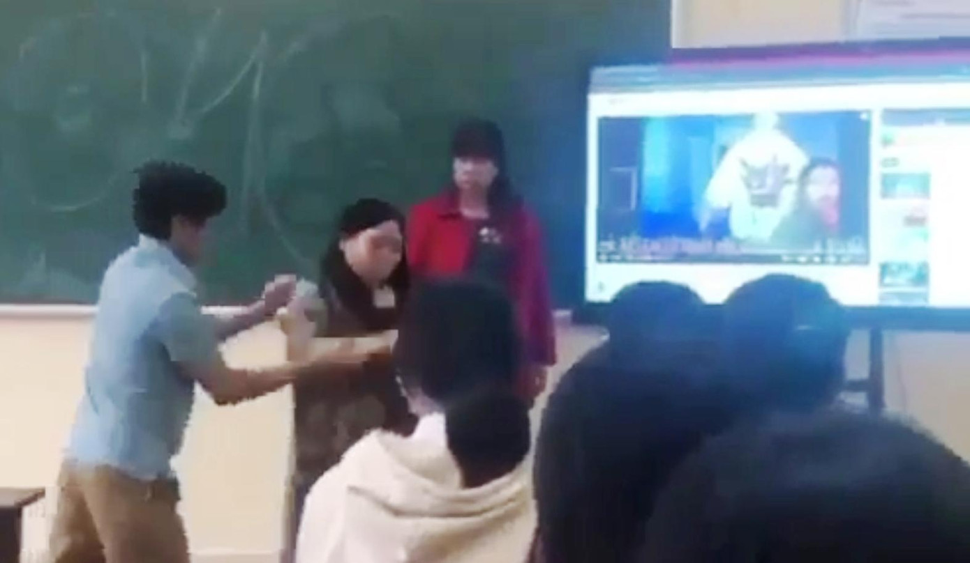 Hình ảnh nam giáo viên khóa tay, xô đẩy nữ đồng nghiệp ra khỏi lớp trước sự chứng kiến của nhiều học sinh gây xôn xao dư luận. Ảnh cắt từ clip Hình ảnh nam giáo viên khóa tay, xô đẩy nữ đồng nghiệp ra khỏi lớp trước sự chứng kiến của nhiều học sinh gây xôn xao dư luận. Ảnh cắt từ clip