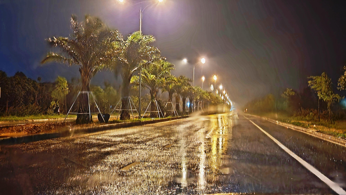 Đường Thủy Dương - Thuận An nối thị xã Hương Thủy, TP Huế và huyện Phú Vang trở nên vắng vẻ.