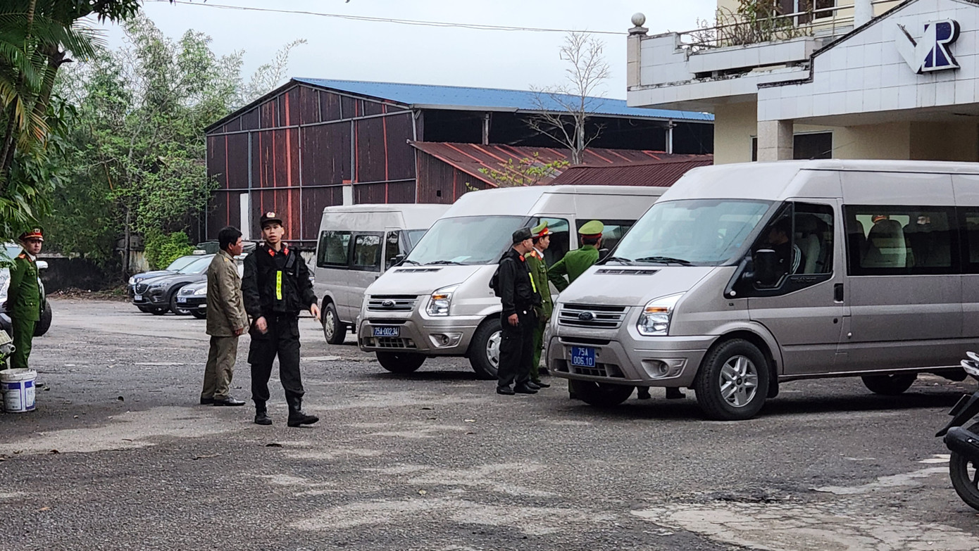 Lực lượng công an có mặt tại tại trụ sở Trung tâm Đăng kiểm xe cơ giới 75.01S vào chiều 16/2. Lực lượng công an có mặt tại tại trụ sở Trung tâm Đăng kiểm xe cơ giới 75.01S vào chiều 16/2.