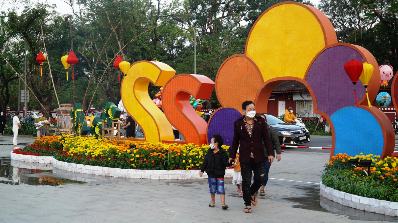 Đây cũng là chiếc cổng cách điệu dẫn vào hội Xuân Huế 2022, được "trấn giữ" bởi ngũ hổ phía ngoài.