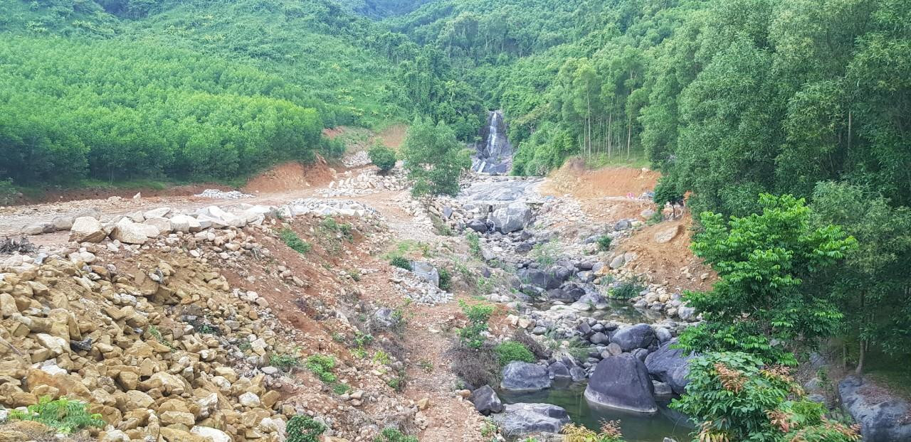 Đồi núi bị san bạt trước sự "ngó lơ" của chính quyền địa phương để làm đường, xây khu du lịch.