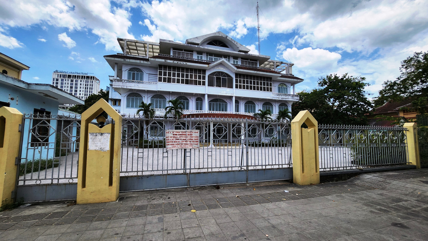 Trụ sở cũ của các sở, ngành cấp tỉnh dọc đường Lê Lợi suốt ngày trong cảnh cửa đóng, then cài, bỏ không gây lãng phí tài sản công.