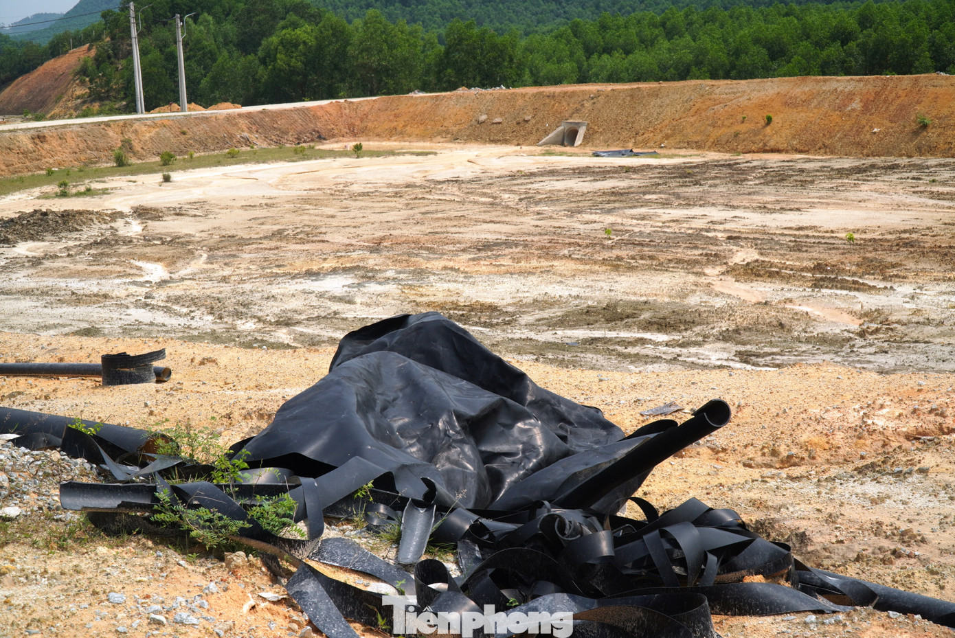 Ngoài ra, sau khi nhà máy xử lý rác thải Phú Sơn (thị xã Hương Thủy, với công suất thiết kế 600 tấn/ngày đêm) đi vào hoạt động, hầu hết rác thải trên địa bàn các huyện, thị xã và TP. Huế đã được tập trung về đây để xử lý, nên phạm vi địa bàn xử lý rác của nhà máy Hương Bình bị thu hẹp, không còn cấp thiết như mục tiêu đặt ra ban đầu của dự án.