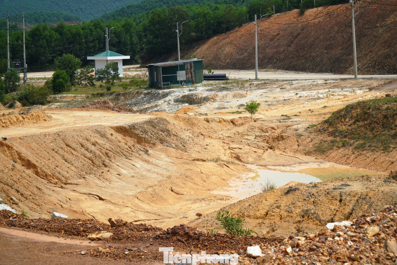 Không những chậm tiến độ, dự án xử lý rác thải Hương Bình hiện còn rơi vào “thế khó” khi tuyến giao thông tiếp cận khu xử lý gặp nhiều bất lợi, do địa hình đồi núi hiểm trở, đường sá xuống cấp nguy hiểm. Khi dự án hoàn thành, việc vận chuyển rác về đây là một vấn đề nan giải.