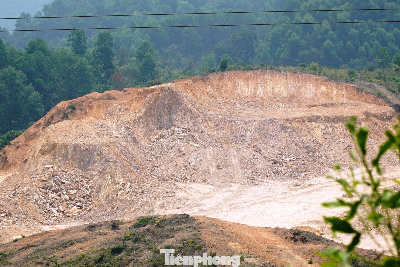 Trước đó, vào cuối năm 2016, Công ty TNHH MTV Chăn nuôi Hùng Vân (gọi tắt là Công ty Hùng Vân) do ông Võ Duy Đức, trú tỉnh Quảng Nam, làm đại diện pháp luật được UBND tỉnh TT-Huế cấp quyết định chủ trương đầu tư dự án trang trại nuôi lợn công nghiệp tại thôn 4, xã Phú Sơn, thị xã Hương Thủy.