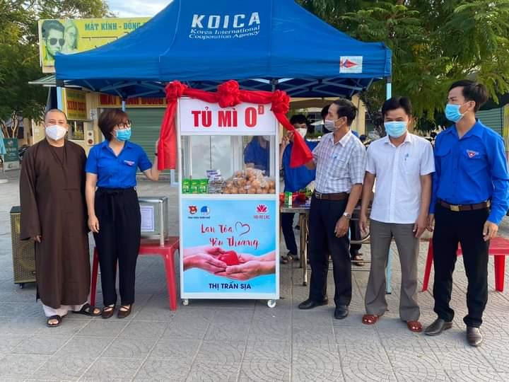 Khai trương tủ mì "0 đồng" tại Quảng Điền, TT-Huế Khai trương tủ mì "0 đồng" tại Quảng Điền, TT-Huế