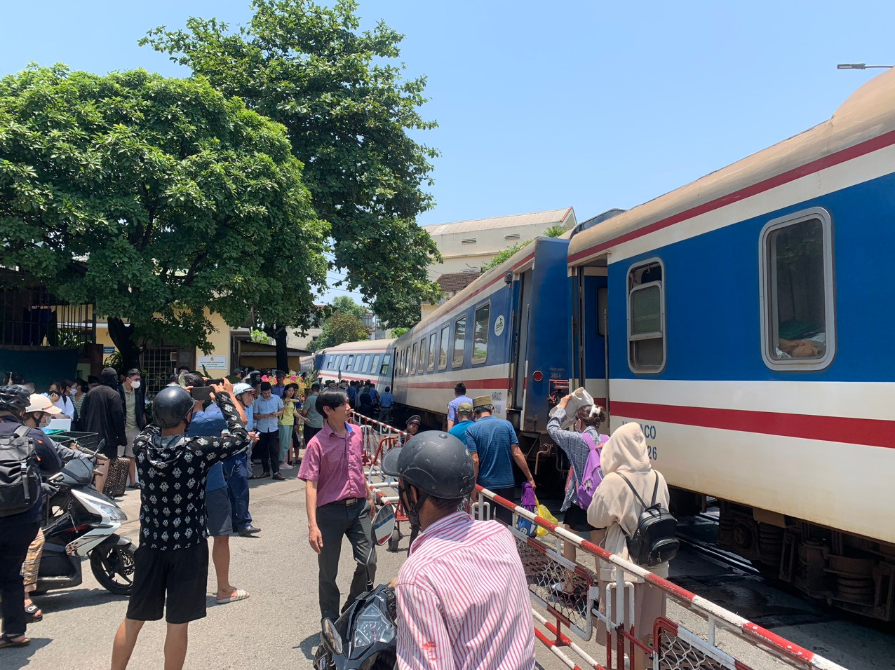 Sự cố tàu SE1 trật bánh, dừng trên đường không gây thương tích về người. Sự cố tàu SE1 trật bánh, dừng trên đường không gây thương tích về người.