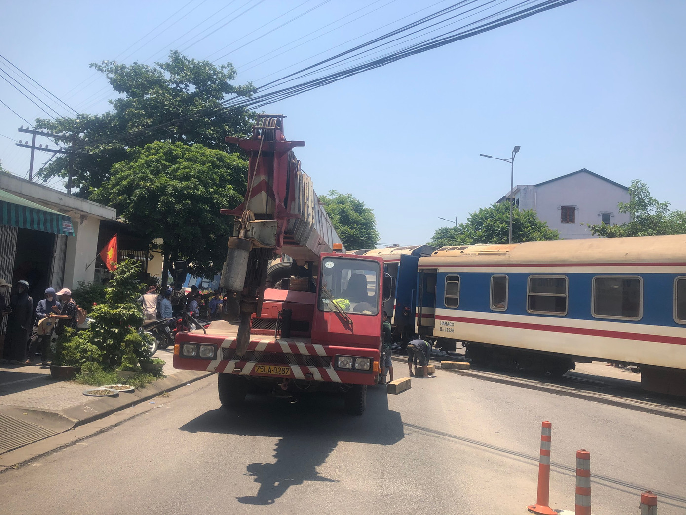 Cẩu tự hành có tải trọng nâng 100 tấn được điều đến hiện trường để xử lý sự cố. Ảnh: CTV Cẩu tự hành có tải trọng nâng 100 tấn được điều đến hiện trường để xử lý sự cố. Ảnh: CTV