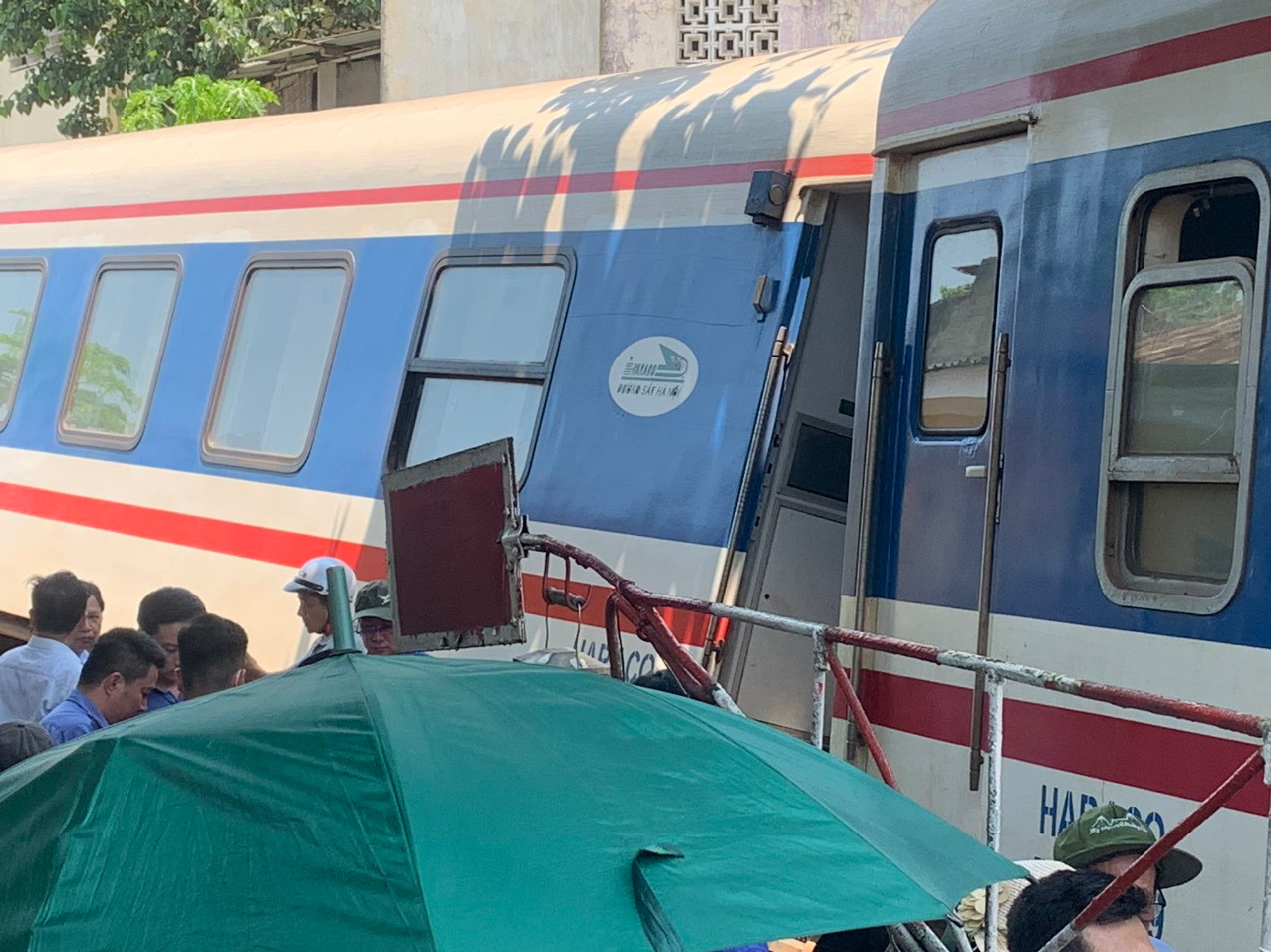 Đoàn tàu SE1 gặp sự cố trật bánh, nghiêng toa khi vừa rời ga Huế theo hướng lưu thông vào Đà Nẵng. Đoàn tàu SE1 gặp sự cố trật bánh, nghiêng toa khi vừa rời ga Huế theo hướng lưu thông vào Đà Nẵng.