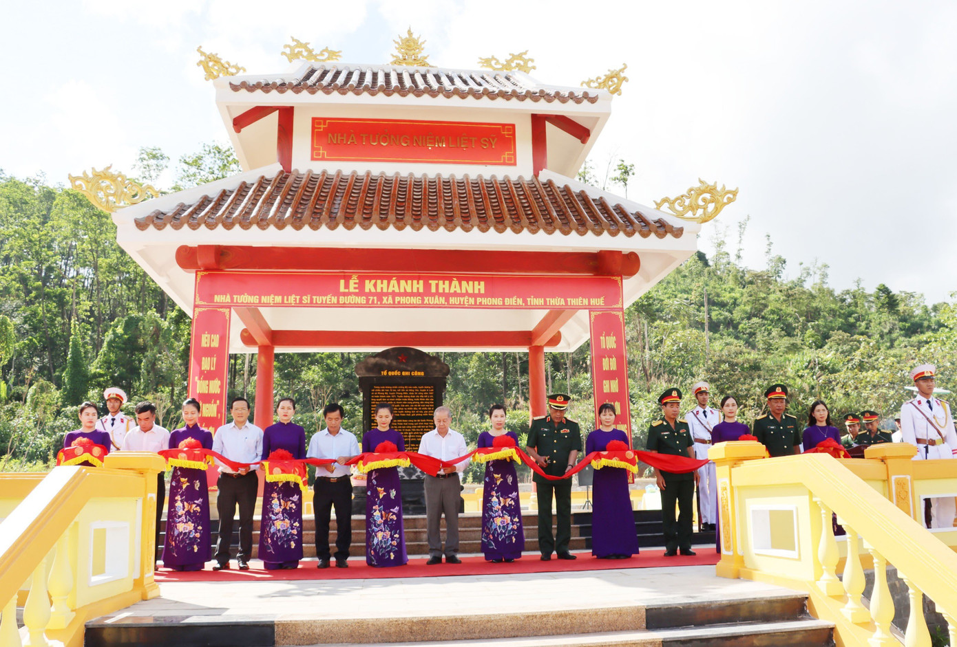 Cắt băng khánh thành khu tưởng niệm.