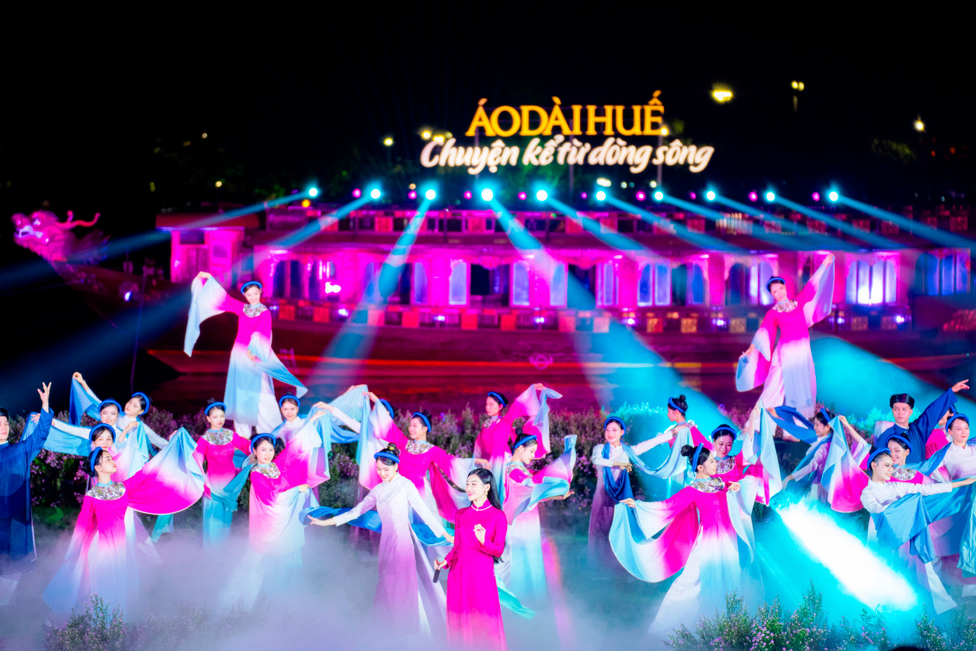 “Áo dài Huế - Chuyện kể từ dòng sông” là câu chuyện kể về sông Hương trên nền các bộ thiết kế áo dài quyến rũ, độc đáo, lộng lẫy và đậm chất truyền thống. Chương trình gồm 3 chương: Bản trường ca của đại ngàn; Sử thi viết giữa màu cỏ lá xanh biếc; Còn non, còn nước, còn dài. (Ảnh: Đình Hoàng)