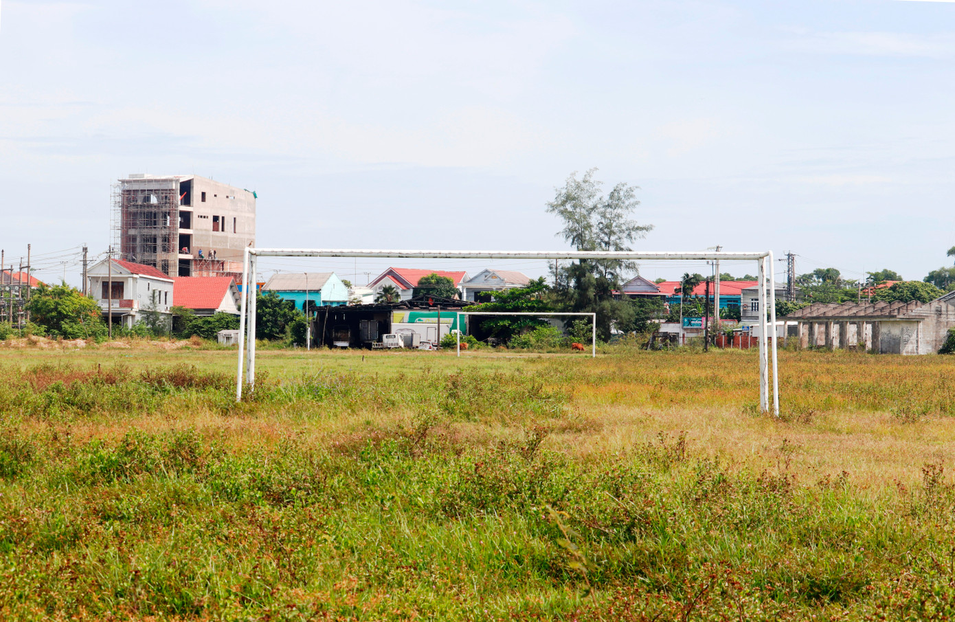 Tuy nhiên, quá trình triển khai dự án, việc phân bổ vốn đầu tư dàn trải qua nhiều năm khiến tiến độ thi công kéo dài đến gần 8 năm. Mãi đến khoảng cuối năm 2022, công trình mới hoàn thành, nghiệm thu. Ông Lê Đình Phong - Chủ tịch UBND phường Thuận An (mới), cho biết, mặc dù đầu tư xây dựng từ năm 2013, nhưng công trình qua nhiều năm vẫn chưa được sử dụng chính thức, ngoại trừ các hoạt động thể thao tự phát của thanh niên và người dân địa phương. Trung tâm sau đó dần dần rơi vào hoang phế.