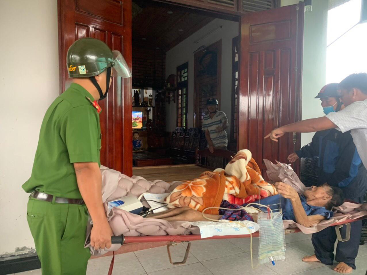 Công an tại TT-Huế hỗ trợ các trường hợp già yếu đi tránh bão.