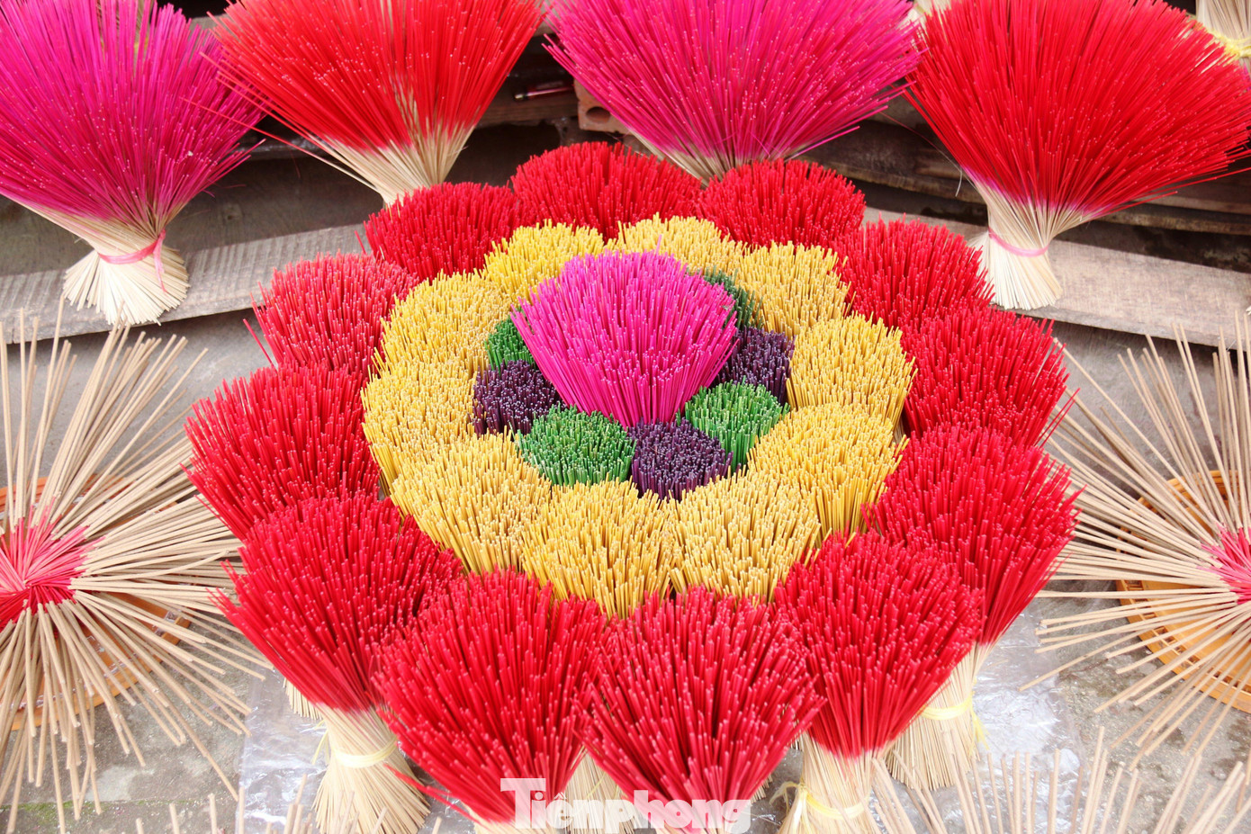 Để chiều lòng du khách, người dân và nghệ nhân làng nghề trầm hương Thủy Xuân khi phơi hong tăm hương, chân hương được nhuộm nhiều màu sắc bắt mắt trước khi se, lăn bột hương ướt để tạo thành que hương thành phẩm… thường chú ý bài trí tỉ mỉ, công phu các bó nguyên liệu với nghệ thuật sắp đặt gây ấn tượng.