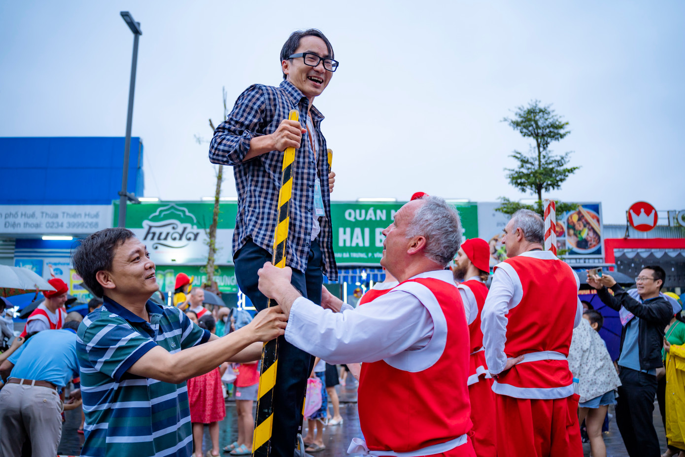 Vừa trình diễn, các nghệ sĩ còn tỏ ra rất thân thiện với du khách, người dân Huế, khi hướng dẫn cho họ kỹ thuật đi cà kheo đúng cách.