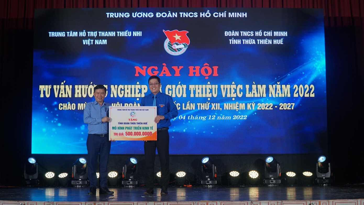 Trung tâm Hỗ trợ Thanh thiếu nhi Việt Nam trao mô hình phát triển kinh tế cho Tỉnh Đoàn TT-Huế.