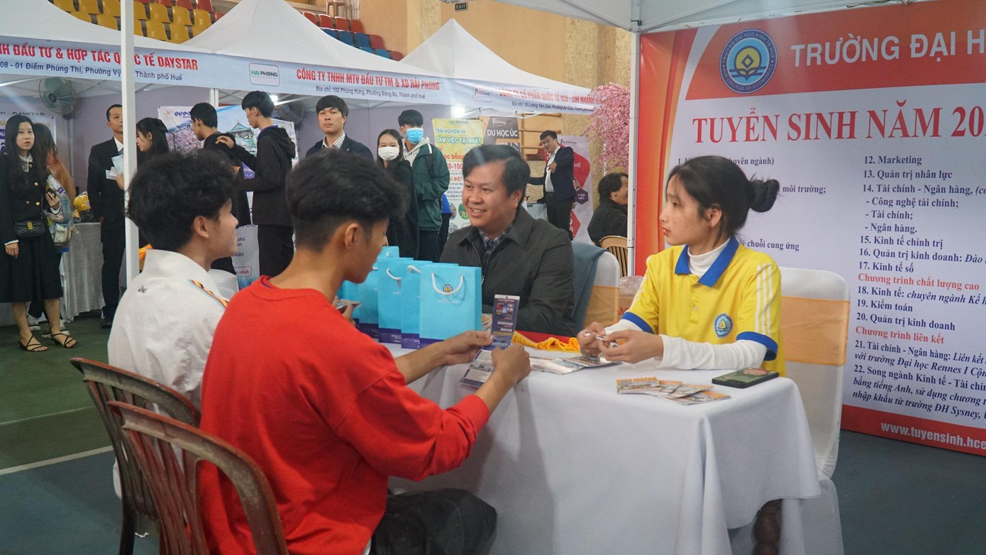 Tư vấn hướng nghiệp và giới thiệu việc làm cho đoàn viên, thanh niên tại TT-Huế.