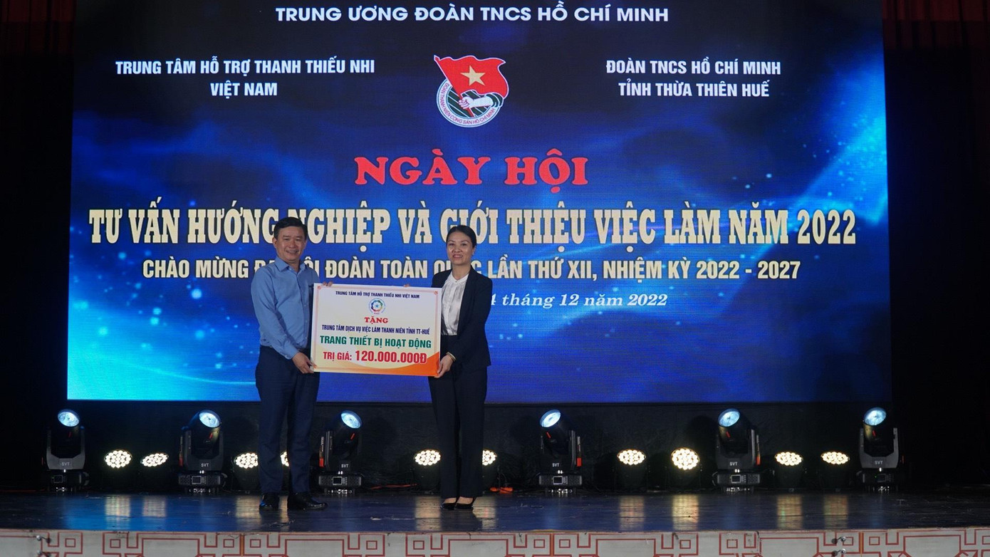 Trao tặng các trang thiết bị hoạt động cho Trung tâm Dịch vụ Việc làm Thanh niên tỉnh TT-Huế.