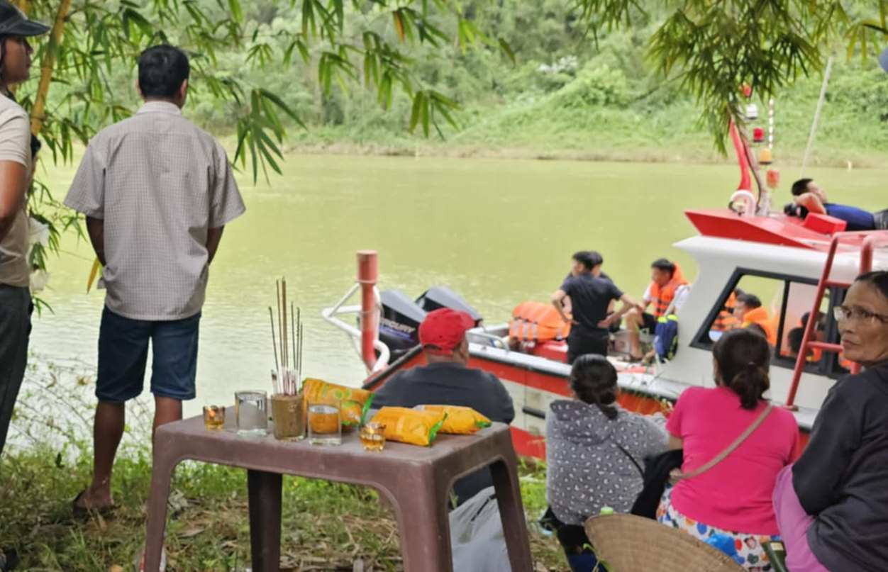 Người nhà nạn nhân lập bàn thờ tạm ven sông Hương cầu mong điều kỳ diệu xảy ra đối với 2 người mất tích.