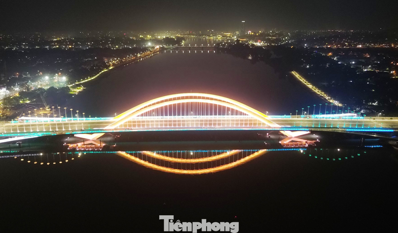 Màu vàng chủ đạo của cây cầu gợi nhớ đến sắc màu hoàng gia thời triều Nguyễn. Vòm thép vàng rực được bố trí tinh tế, tạo cảm giác như những chú hạc tung cánh, hòa mình vào cảnh quan thiên nhiên và di sản của Huế. Thiết kế này không chỉ là một giải pháp kỹ thuật mà còn gắn với bản sắc văn hóa Cố đô. Kỹ sư trưởng Antti Karjalainen, người Phần Lan, đóng vai trò giám đốc dự án thiết kế, mang đến sự kết hợp giữa kinh nghiệm quốc tế và sự thấu hiểu văn hóa Huế.