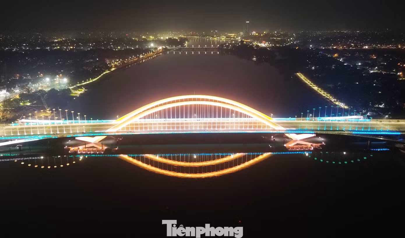 Màu vàng chủ đạo của cây cầu gợi nhớ đến sắc màu hoàng gia thời triều Nguyễn. Vòm thép vàng rực được bố trí tinh tế, tạo cảm giác như những chú hạc tung cánh, hòa mình vào cảnh quan thiên nhiên và di sản của Huế. Thiết kế này không chỉ là một giải pháp kỹ thuật mà còn gắn với bản sắc văn hóa Cố đô. Kỹ sư trưởng Antti Karjalainen, người Phần Lan, đóng vai trò giám đốc dự án thiết kế, mang đến sự kết hợp giữa kinh nghiệm quốc tế và sự thấu hiểu văn hóa Huế. Màu vàng chủ đạo của cây cầu gợi nhớ đến sắc màu hoàng gia thời triều Nguyễn. Vòm thép vàng rực được bố trí tinh tế, tạo cảm giác như những chú hạc tung cánh, hòa mình vào cảnh quan thiên nhiên và di sản của Huế. Thiết kế này không chỉ là một giải pháp kỹ thuật mà còn gắn với bản sắc văn hóa Cố đô. Kỹ sư trưởng Antti Karjalainen, người Phần Lan, đóng vai trò giám đốc dự án thiết kế, mang đến sự kết hợp giữa kinh nghiệm quốc tế và sự thấu hiểu văn hóa Huế.