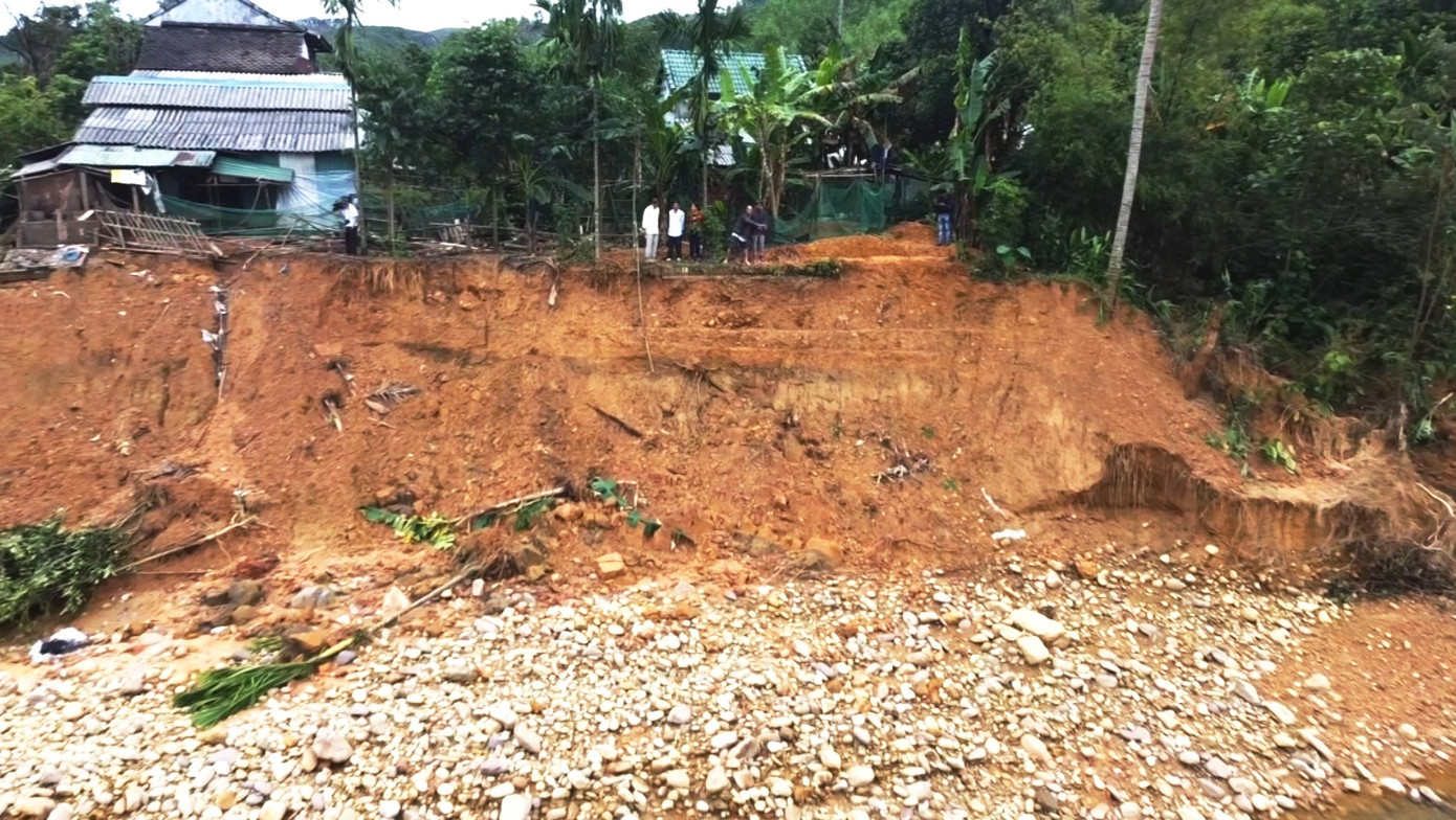 Tình trạng sạt lở đất đồi núi, sông suối ngày càng trở nên nghiêm trọng tại huyện miền núi Nam Đông.