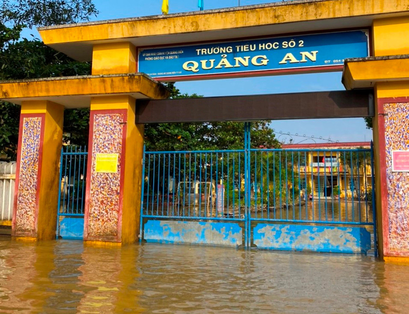 Trường tiểu học số 2 Quảng An (xã Quảng An, huyện Quảng Điền, TT-Huế) vẫn bị nước lũ bủa vây trong sáng 17/10.