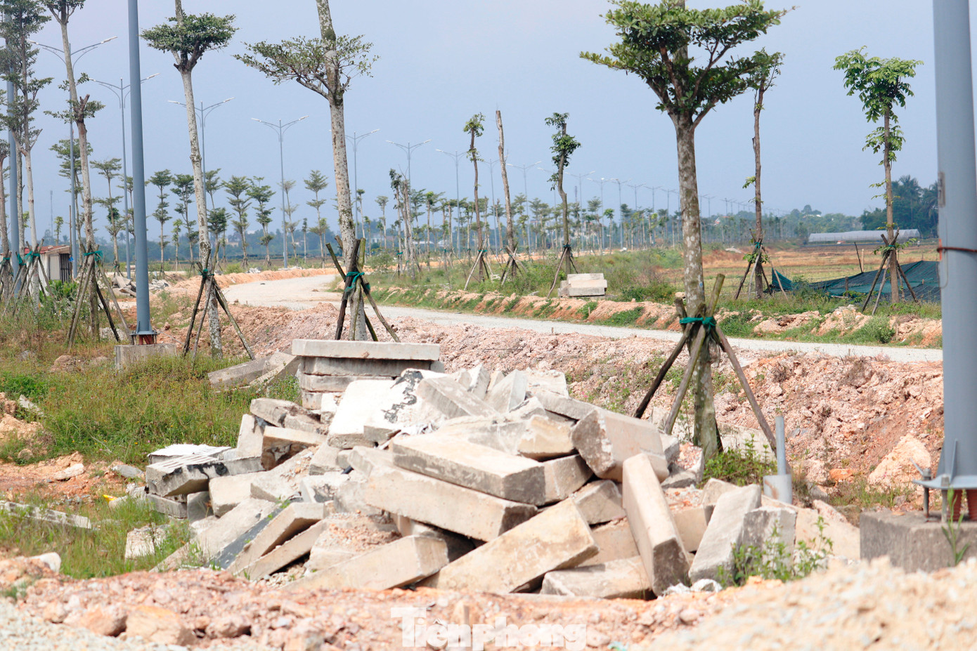 Liên quan công trường “đóng băng”, ông Hà Xuân Hậu - Giám đốc Ban Quản lý dự án đầu tư xây dựng và phát triển đô thị TP Huế - cho biết, hiện một nhánh tuyến đã hoàn thành thi công lớp cấp phối đá dăm thứ 3 và đang chờ kết quả quan trắc độ lún để đảm bảo yêu cầu kỹ thuật trước khi tiến hành rải thảm nhựa. Nhánh còn lại sẽ tiếp tục đắp lớp cấp phối, sau khi nhánh thứ nhất hoàn thành rải thảm, nhằm tránh làm hỏng lớp đắp cuối cùng do phương tiện di chuyển qua lại. Dự kiến, kết quả đánh giá độ lún sẽ có vào đầu tuần tới.