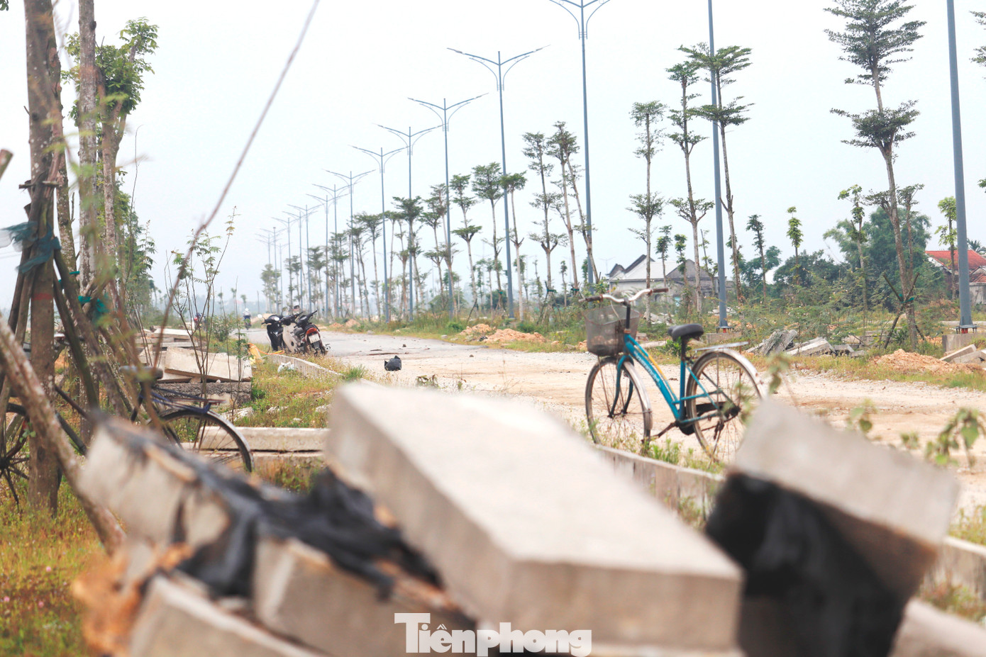 Tuy nhiên, với thực trạng công trường vắng hoe, vắng ngắt như hiện nay, tiến độ thực tế liệu có đảm bảo theo như cam kết “trên giấy” của nhà thầu vẫn là dấu hỏi lớn.