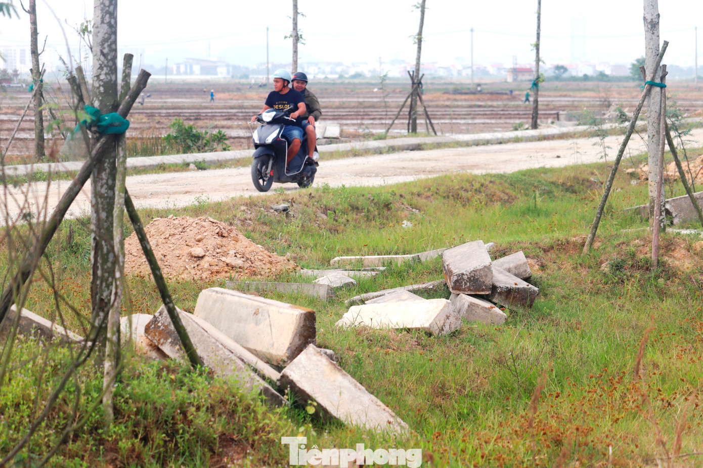 Tuy nhiên, với thực trạng công trường vắng hoe, vắng ngắt như hiện nay, tiến độ thực tế liệu có đảm bảo theo như cam kết “trên giấy” của nhà thầu vẫn là dấu hỏi lớn.
