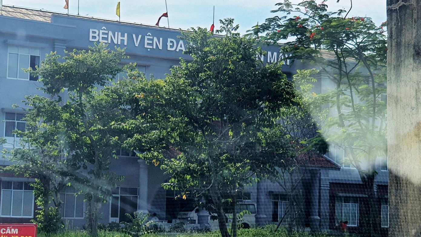 Dòng chữ ghi tên Bệnh viện đa khoa Chân Mây không còn nguyên vẹn. Ảnh: NV