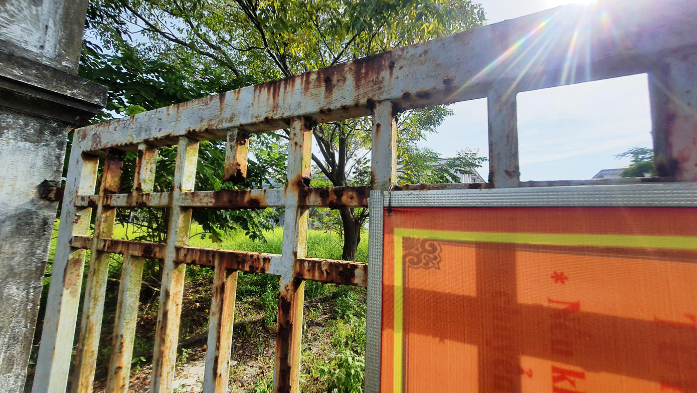 Cổng vào bệnh viện mục gỉ. Ảnh: N.V