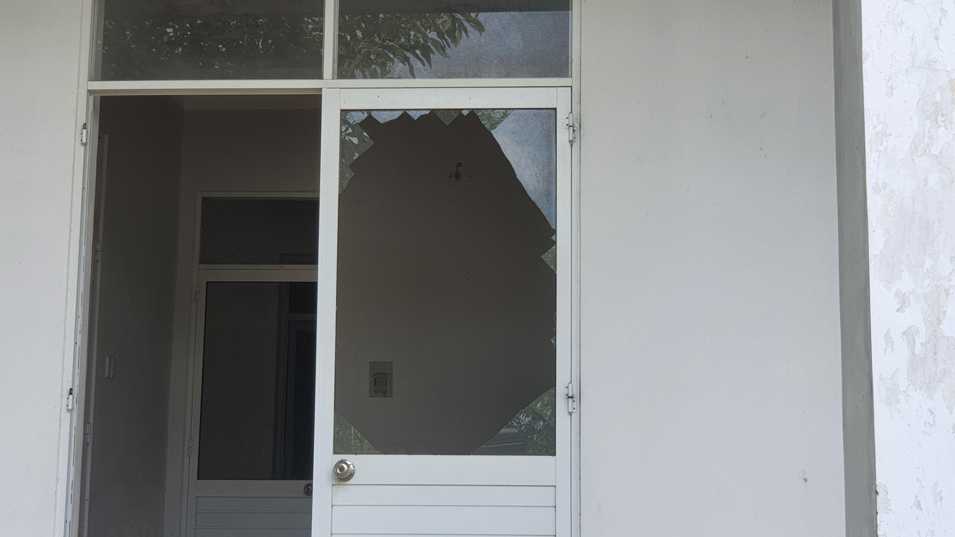 Cửa kính của một khu phòng chức năng bị vỡ toang, chưa được khắc phục. Ảnh: N.V