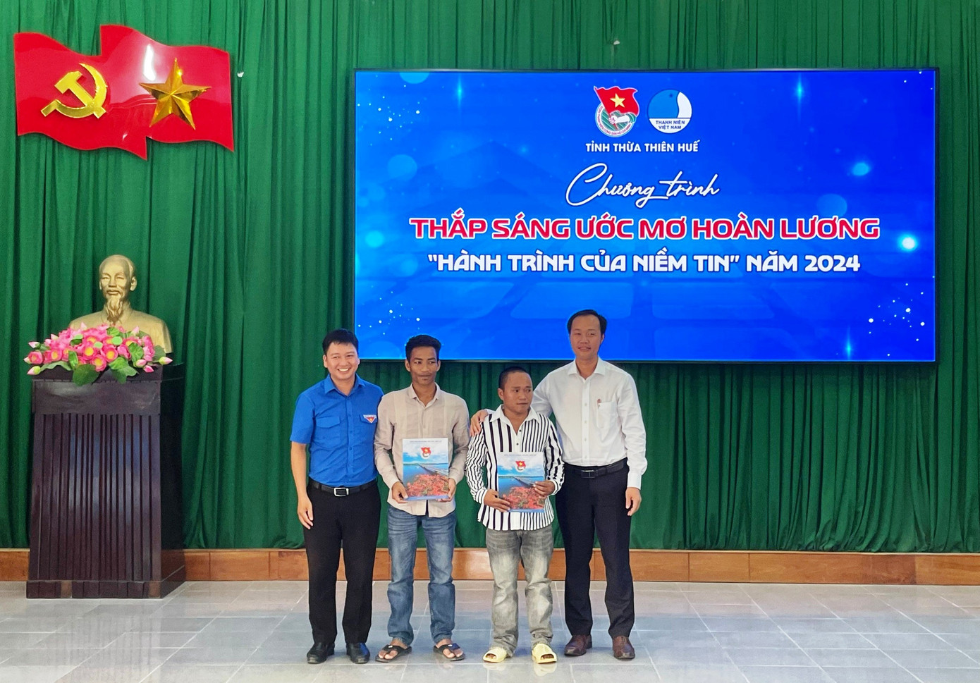 Tặng quà cho thanh niên hoàn lương có hoàn cảnh khó khăn tại huyện A Lưới. Tặng quà cho thanh niên hoàn lương có hoàn cảnh khó khăn tại huyện A Lưới.