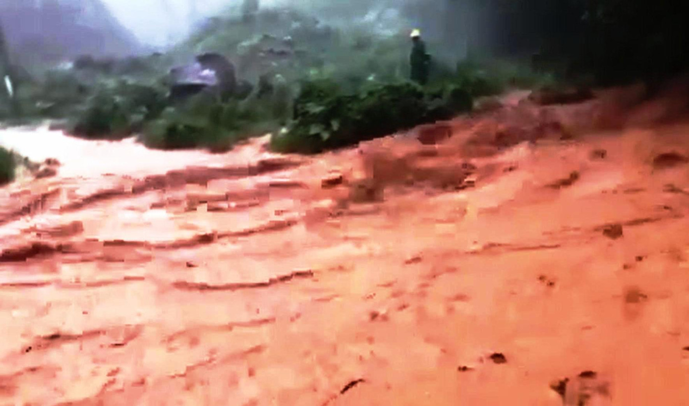 Lũ bùn từ núi Phú Gia tràn xuống bên dưới bồi lấp ruộng vườn, đường sá nguy hiểm cho nhiều hộ dân.