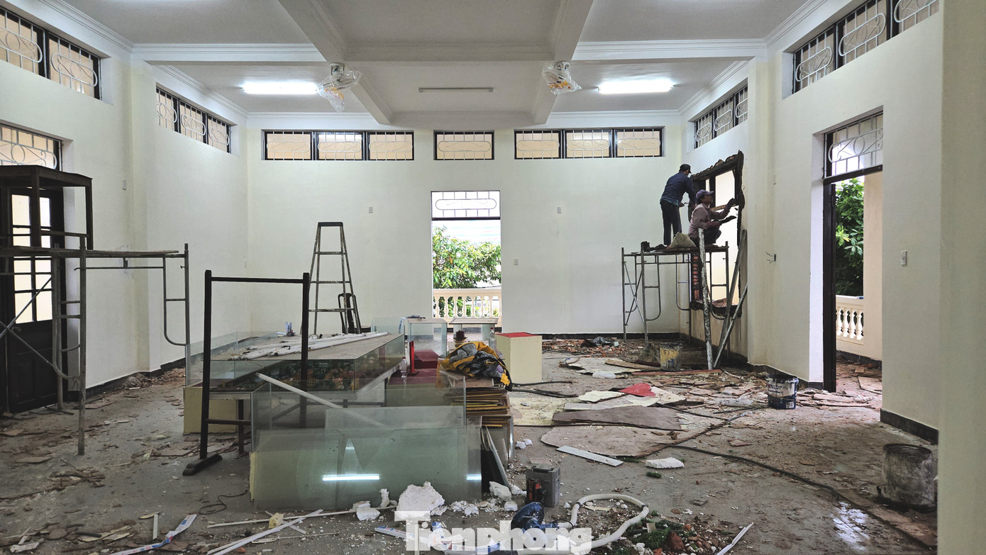 Để trung tâm hành chính quận Phú Xuân đi vào hoạt động ngay khi Nghị quyết của Quốc hội và Ủy ban Thường vụ Quốc hội có hiệu lực kể từ ngày 1/1/2025, thời gian qua, UBND tỉnh TT-Huế và UBND thành phố Huế đã quyết liệt chỉ đạo các cơ quan, đơn vị chức năng huy động nhân lực thực hiện công tác cải tạo, chỉnh trang, sắp xếp không gian, phòng ốc tại trụ sở cũ của Bộ Chỉ huy Quân sự tỉnh Thừa Thiên-Huế.