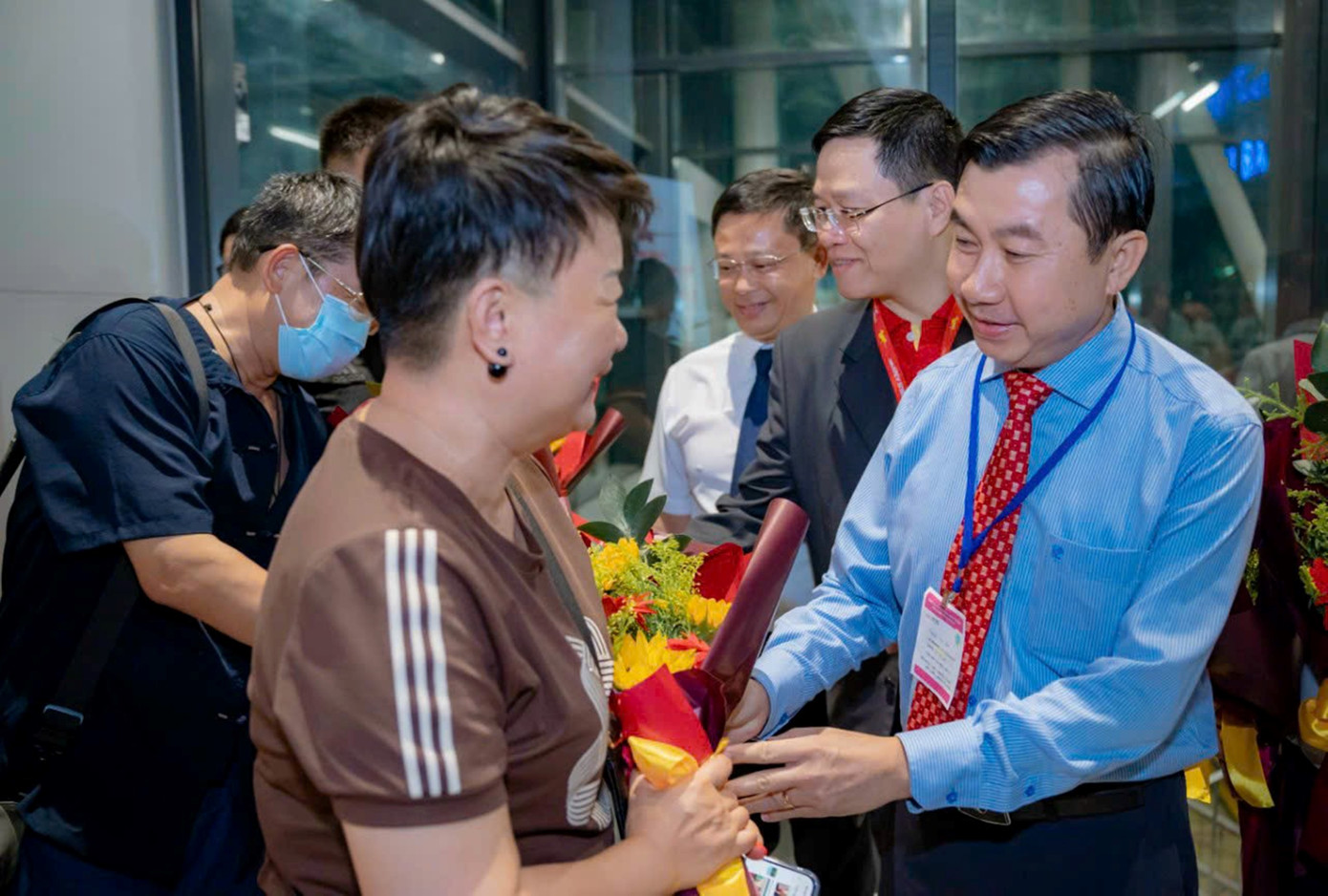 Lãnh đạo Sở Du lịch TT-Huế tặng hoa, chào mừng khách quốc tế đến với Huế bằng đường hàng không qua nhà ga T2 Cảng HKQT Phú Bài. Ảnh: SDL Huế