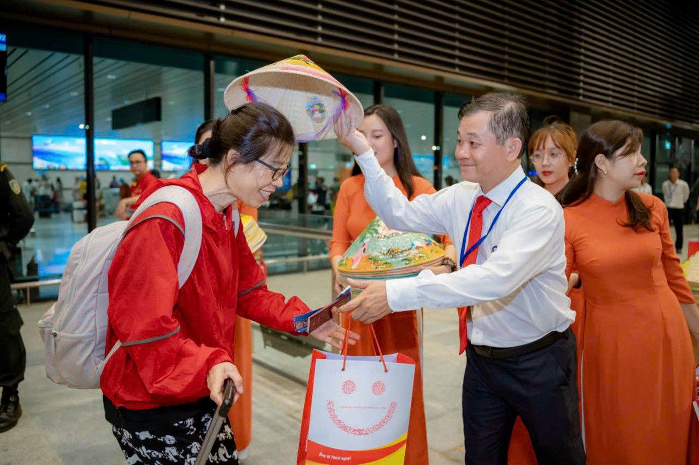 Tặng quà cho du khách. Ảnh: SDL Huế.