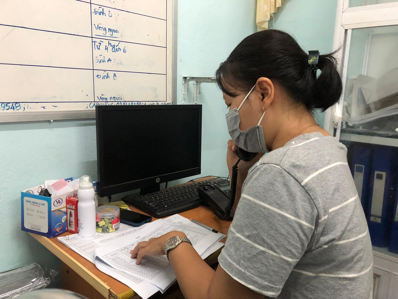 Cán bộ ban quản lý chợ tại Huế nhập thông tin tiểu thương lên cổng thông tin tiêm chủng Cán bộ ban quản lý chợ tại Huế nhập thông tin tiểu thương lên cổng thông tin tiêm chủng