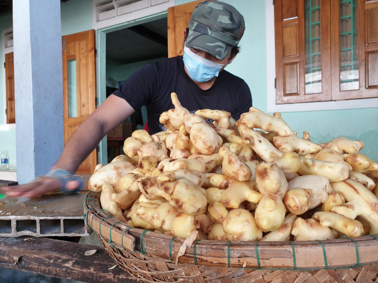 Theo Dư địa chí TT-Huế, mứt gừng Kim Long sở dĩ nổi tiếng vì đây là làng ven sông, nguyên liệu làm mứt được mua về từ vùng Bằng Lãng, ngã ba Tuần sông Hương. Với nguyên liệu gừng củ lựa chọn khắt khe từ vùng gò đồi khô cằn phía thượng nguồn sông Hương, người dân Kim Long đã chế biến ra loại mứt gừng đặc trưng, không “đụng hàng” với sản phẩm mứt của những nơi khác.