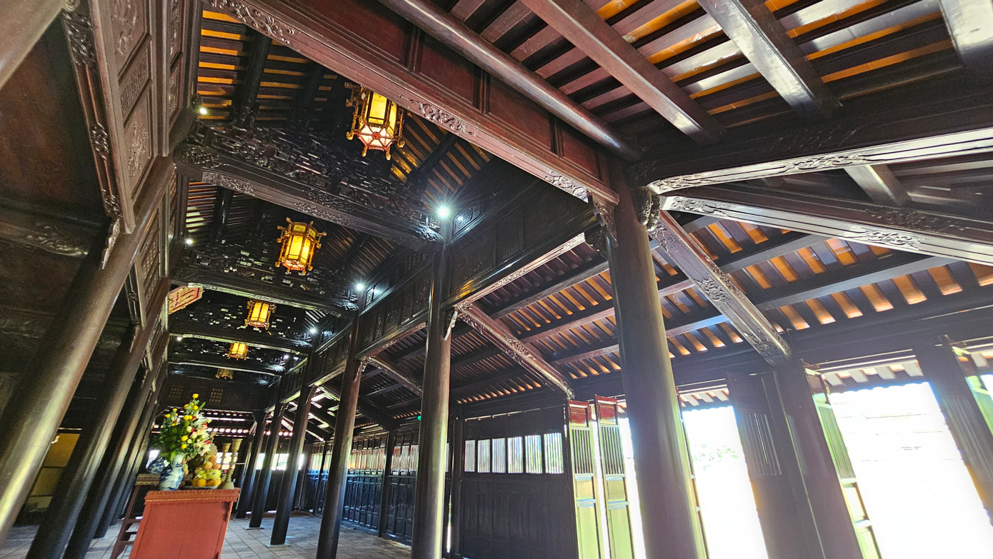 Kết cấu gỗ bên trong điện Long Ân.