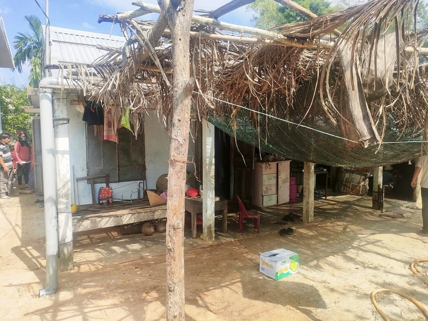 Gia đình cháu T. thuộc diện khó khăn, cả 4 thế hệ hiện sinh sống trong ngôi nhà nhỏ này. (Ảnh: Phúc Hiếu) Gia đình cháu T. thuộc diện khó khăn, cả 4 thế hệ hiện sinh sống trong ngôi nhà nhỏ này. (Ảnh: Phúc Hiếu)