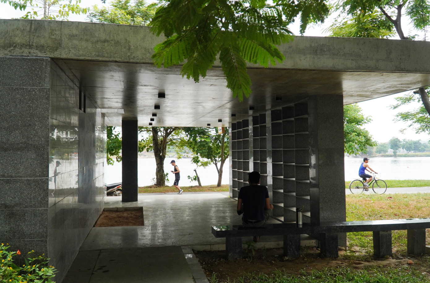 Loạt nhà vệ sinh công cộng được xây dựng dọc bờ sông Hương, giữa không gian xanh và cạnh lối đi bộ ngắm cảnh, rèn luyện thể dục dành cho người dân, du khách.