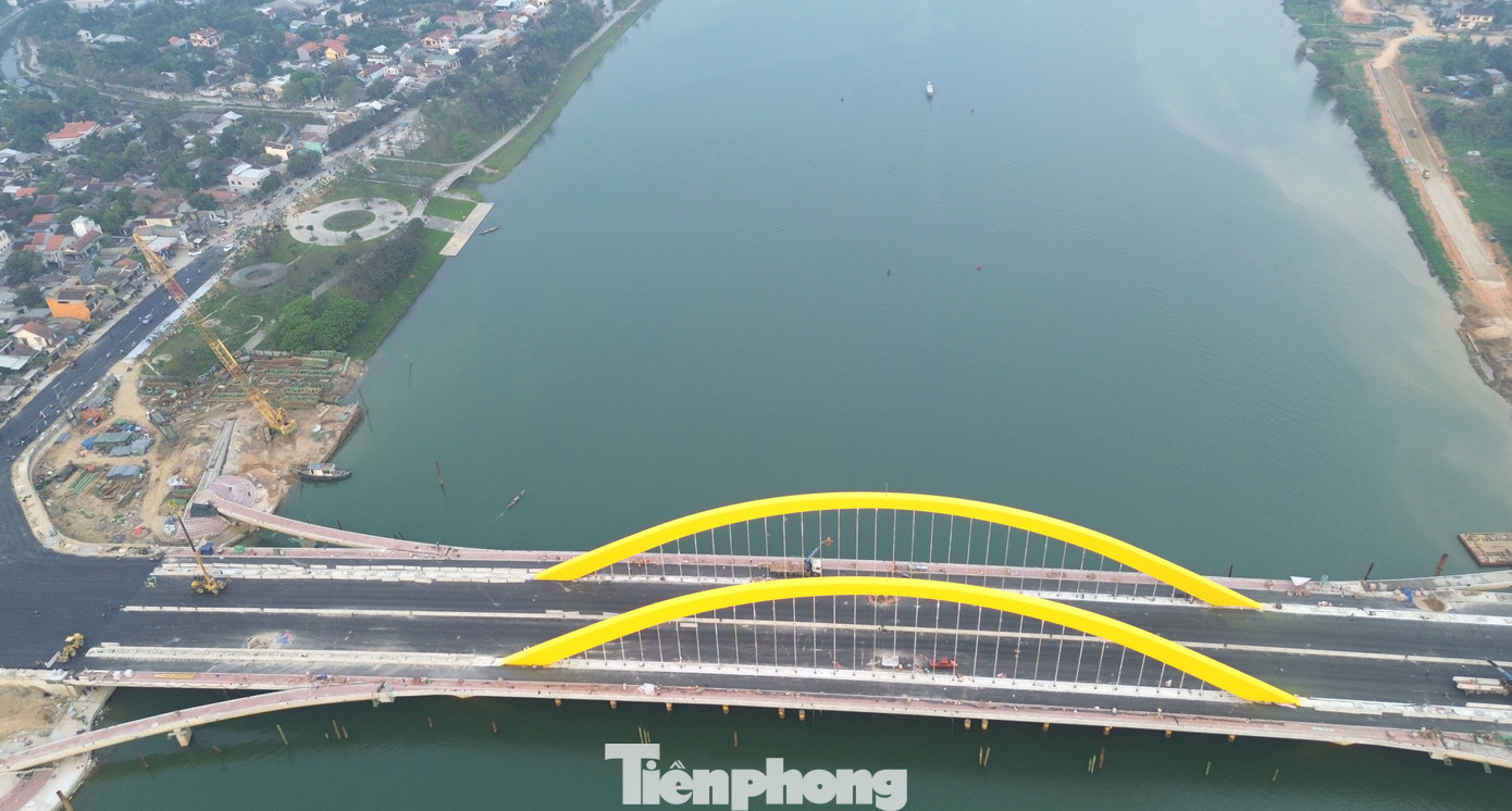 Cầu Nguyễn Hoàng thông xe kỹ thuật đã trở thành cây cầu thứ 8 bắc qua sông Hương, cùng với các cầu Trường Tiền, Phú Xuân, Dã Viên, Bạch Hổ, Tuần, Chợ Dinh và Thảo Long, góp phần hoàn thiện mạng lưới giao thông của TP Huế.