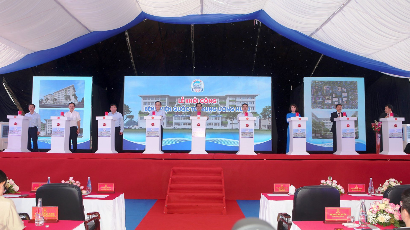 Thủ tướng và lãnh đạo các Bộ, ngành T.Ư, lãnh đạo tỉnh TT-Huế, các đại biểu bấm nút khởi công Bệnh viện quốc tế T.Ư Huế 2. Thủ tướng và lãnh đạo các Bộ, ngành T.Ư, lãnh đạo tỉnh TT-Huế, các đại biểu bấm nút khởi công Bệnh viện quốc tế T.Ư Huế 2.